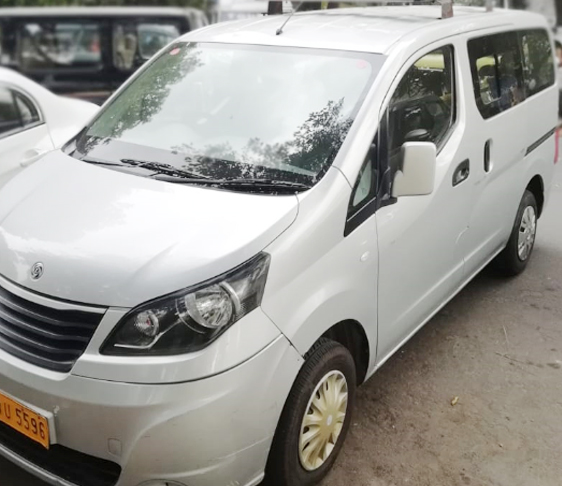 7+1 seater nissan evalia car hire delhi